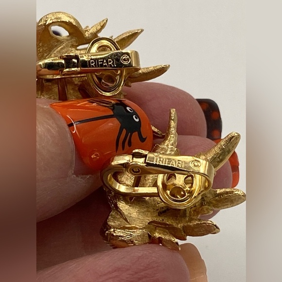 Crown Trifari Signed Leaf Pendant/Brooch & Clip On Earrings SET 50’s Vintage - Picture 12 of 12